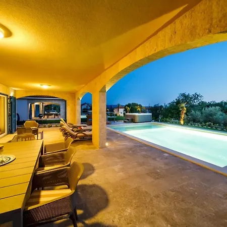 Luxury Loma 2